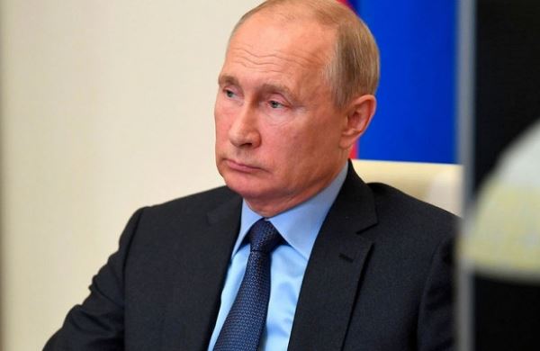 <br />
Путин предложил налоговый маневр в сфере IT-технологий<br />
