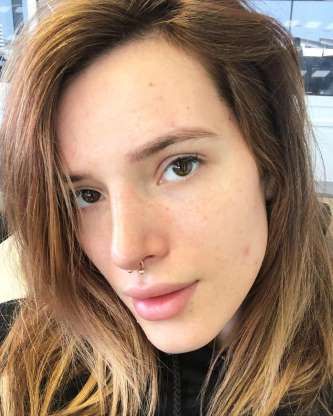 Учимся у Беллы Торн: как делать макияж на проблемной коже?