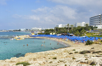 Отельеры Кипра просят власти назначить дату возобновления рейсов из РФ и Британии 